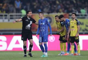 تساوی سپاهان و استقلال در نیمه نخست/ پنالتی آسانی و گل‌به‌خودی آشورماتوف