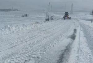 نمک پاشی و برفروبی محورهای اصلی و روستایی دهگلان