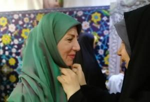 دخترانی که کنار ضریح امام رضا (ع) روسری سر می‌کنند