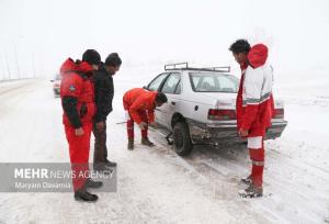 امدادرسانی به ۳۳۵ خودروی گرفتار در برف محورهای آذربایجان‌ غربی