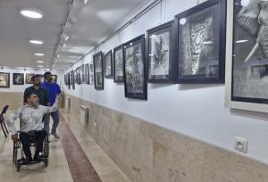 هنرمند معلول سیرجانی آثار نقاشی خود را به نمایش گذاشت