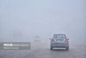 مه و باد در جاده‌های فارس؛ تردد روان اما احتیاط ضروری است