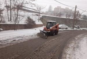 بازگشایی معابر گلپایگان پس از بارش برف