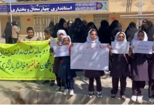 درخواست دانش آموزان هرچگانی از مسئولین: به ما معلم بدهید