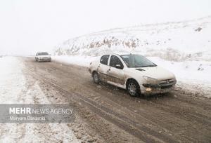 لغزندگی محورهای کوهستانی کاشان و لزوم استفاده از زنجیر چرخ
