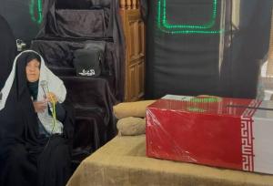 دلتنگی‌های مادرانه در کنار پیکر شهید گمنام