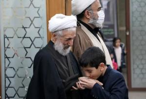 بوسیدن دست کاظم صدیقی در مراسم یادبود پسرش