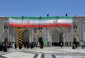 نصب پرچم ایران در حرم امام رضا(ع)