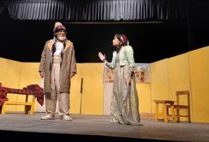 استقبال مسئولان از اجرای نمایش «تاسانن» در جشنواره تئاتر کُردی سقز