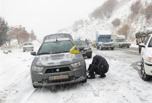 تردد در گردنه های کوهستانی زنجان فقط با زنجیر چرخ امکان پذیر است