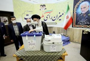 نماینده ولی فقیه در گلستان رای خود را صندوق انداخت