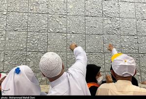 حجاج بار دیگر شیطان را در سرزمین منا سنگباران کردند