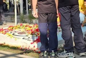 عکس تیشرت دو پسر بر مزار سردار حاجی‌زاده جلب توجه کرد