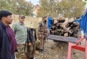 توقیف دو دستگاه نیسان حامل چوب‌ آلات جنگلی غیر مجاز در شهرستان مینودشت