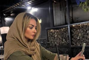 ژست و استایل جذاب بیتا سحرخیز در کافه‌ای دنج و لاکچری