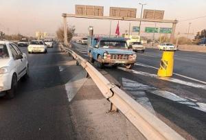 تعمیر فوری گاردریل‌های آسیب‌دیده در بزرگراه آزادگان