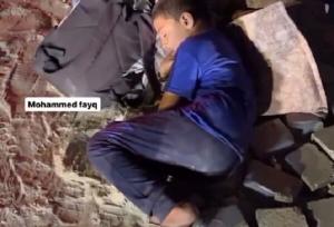خواب آرام کودک فلسطینی بر ویرانه‌های غزه