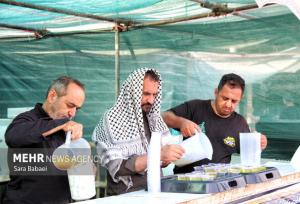 آغاز خدمت‌رسانی خادمان رضوی به زائران حسینی در قم