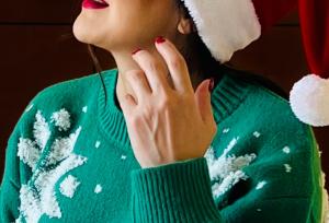 عکس متفاوت خانم بازیگر با لباس و کلاه کریسمسی