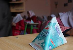 شیر توزیع شده در مدارس تو زرد از آب درآمد!