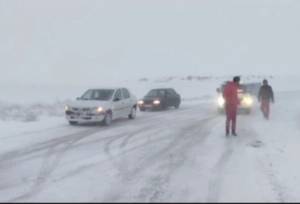 امدادرسانی به ۱۱۴ مسافر گرفتار در برف و کولاک محور تکاب–شاهین‌دژ