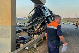 حداقل ۳ نفر در پی واژگونی اتوبوس در جنوب شرقی برزیل کشته شدند