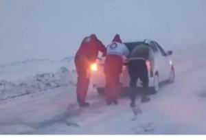 گرفتاری مسافران در برف و کولاک محور نقده _ پیرانشهر