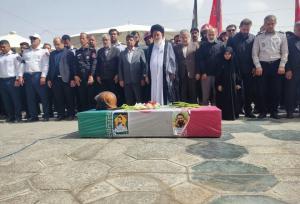 اقامه نماز بر پیکر آتش نشان ایثارگر مشهدی به امامت آیت الله علم الهدی