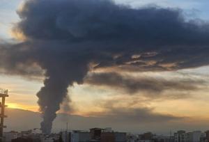 تخلیه موقت روستای سوته‌کلای آمل در پی حریق شرکت لبنیاتی کاله