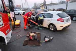 برخورد شدید برلیانس و کامیون در جاده انزلی؛ راننده نجات یافت