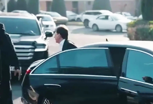 بابک زنجانی سوار بر میباخ و اسکورت لندکروزر در افتتاحیه