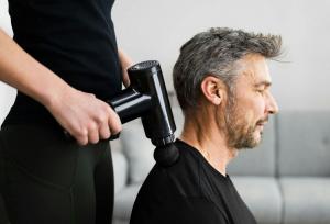 چگونه ماساژور تفنگی به بهبود گرفتگی شانه و کمر کمک می‌کند؟