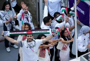 تشویق کاروان ورزشی فلسطین در مراسم افتتاحیه +فیلم