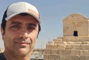 گشت و گذار بازیگر سریال همه چیز آنجاست در آرامگاه کوروش