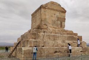 چرا در شهرهای ایران ردّی از «کوروش» و «مهرگان» نیست؟