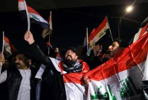 عراقی‌ها عکس ترامپ و پرچم آمریکا را به آتش کشیدند+ تصویر و فیلم