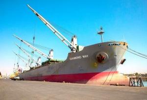 شانزدهمین شناور حامل کالای اساسی در بندر شهید رجایی پهلودهی شد