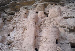 انبارهای ۸۰۰ ساله گندم در دل صخره‌های روستای زید استان ایلام