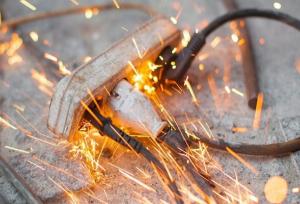 پورسان: ۲ کارگر بر اثر برق گرفتگی در رشت راهی بیمارستان شدند