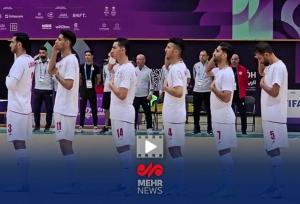 سلام نظامی بازیکنان ایران هنگام پخش سرود ملی پیش از بازی با تاجیکستان