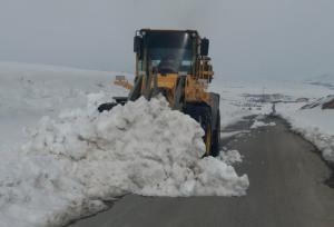 تلاش راهداران شهرستان خمین برای برفروبی محور خمین - الیگودرز