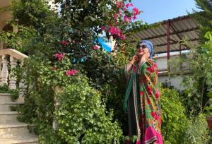 تیپ تابستانیِ بهنوش بختیاری در یک ویلای لاکچری