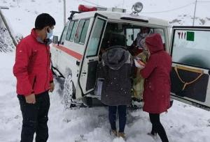 نجات دو مادر باردار گرفتار در برف گردنه امین‌الله خراسان شمالی توسط تیم‌های هلال احمر