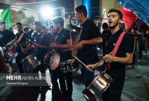 حضور پرشور جوانان در مراسم عزاداری شب شهادت امام رضا(ع)