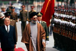 تصاویر استقبال رئیس جمهور چین از رهبر انقلاب در سال ۶۸