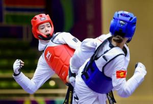 درگیری با مبینا نعمت زاده را تکذیب می کنم