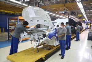 خلاف واقع بودن سخنان منتسب به قائم‌مقام ایران‌خودرو در مورد توقف تولید