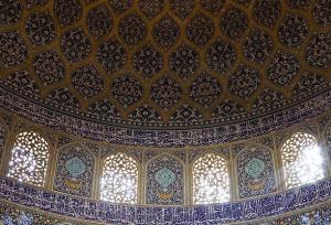 مسجد شیخ لطف‌الله مزین به کتیبه های ثلث علیرضا عباسی