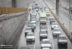 ترافیک سنگین در محورهای مواصلاتی؛ بارش باران در جاده‌های ۲ استان
