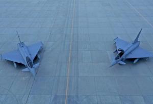 فرود ۲ جنگنده تایفون در پایگاه هوایی «سالم الصباح »کویت